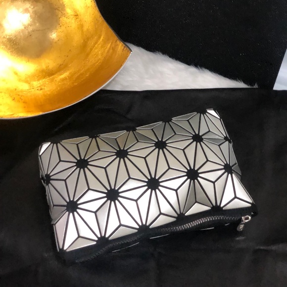 🆕IM❤️Trending Silver Metallic Cosmetic Bag Clutch - Picture 6 of 8